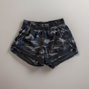 Athleta - Printed Mesh Racer Run Short 4" | Lux Camo Black Gray | Women XS
